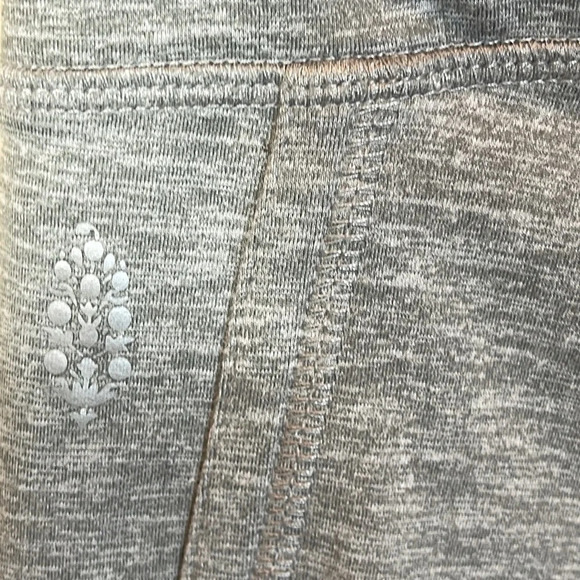 FREE PEOPLE MOVEMENT GRAY SIDE SLIT CAPRI LEGGINGS SIZE LARGE - Picture 8 of 9